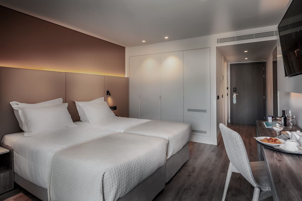 Luxe beddengoed, donzen dekbedden, een minibar, een kluis op de kamer