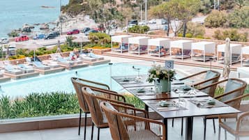 4 restaurants; breakfast, lunch, dinner, and brunch served