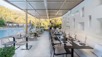 4 restaurants, breakfast, lunch, dinner served; Mediterranean cuisine