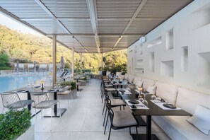 4 restaurantes; se sirven desayunos, almuerzos y cocina mediterránea 