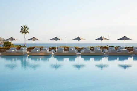 Indoor pool, 2 outdoor pools, pool umbrellas, sun loungers. Hotel Vincci EverEden