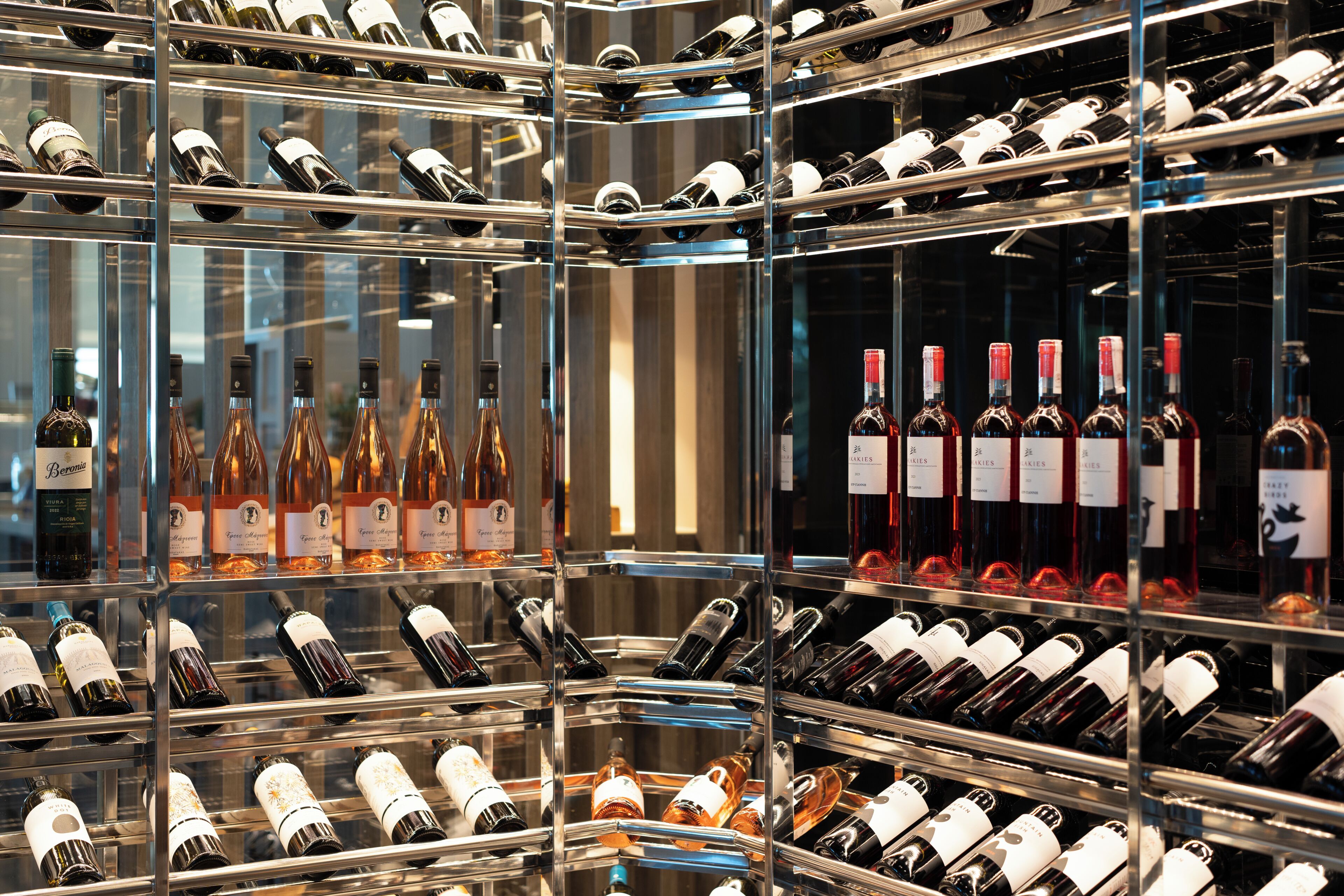 Une cave à vin dotée de plusieurs étagères remplies de bouteilles de vin.