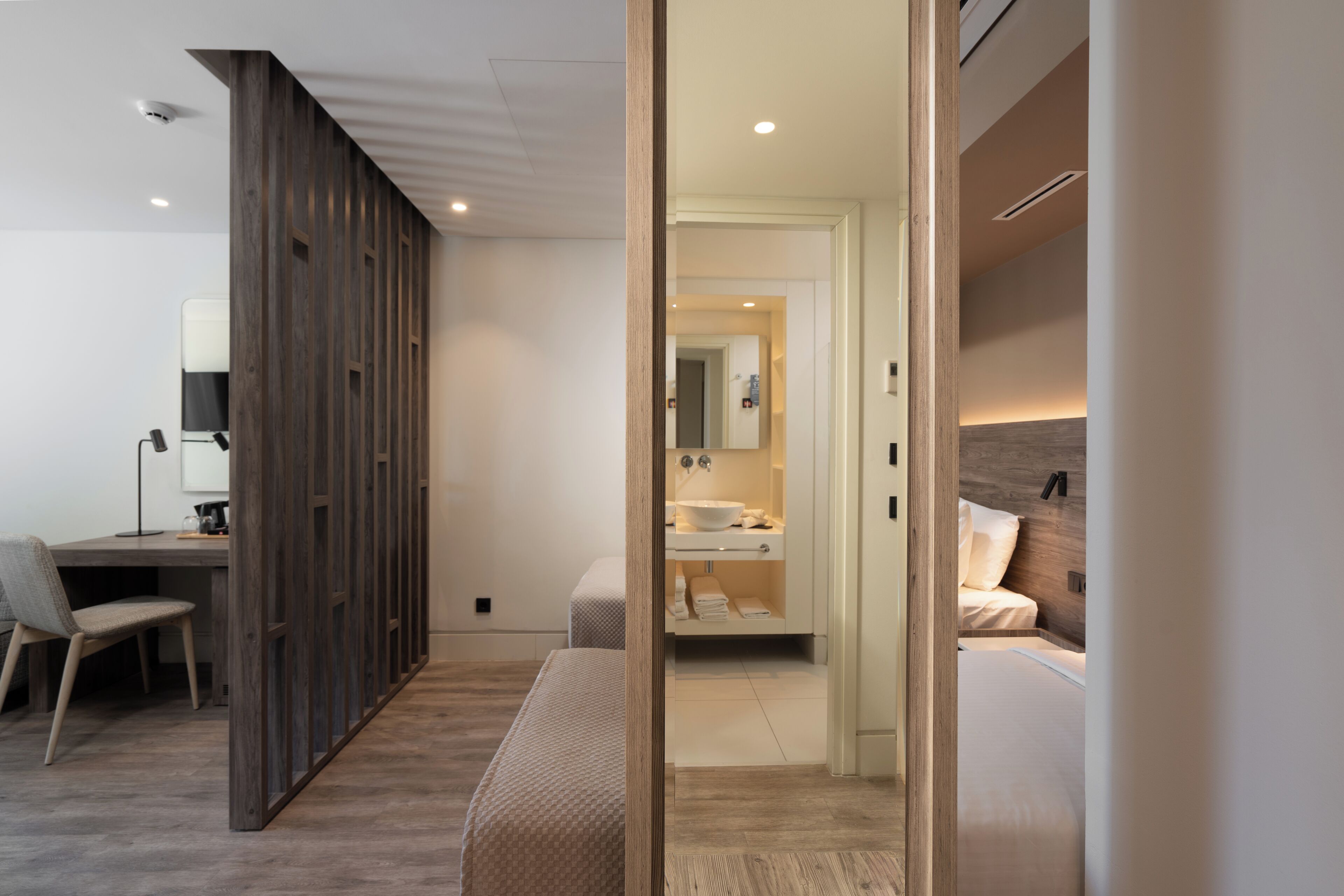 Ropa de cama de alta calidad, edredones de plumas, minibar y caja fuerte