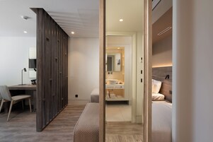 Ropa de cama de alta calidad, cubrecamas y minibar 