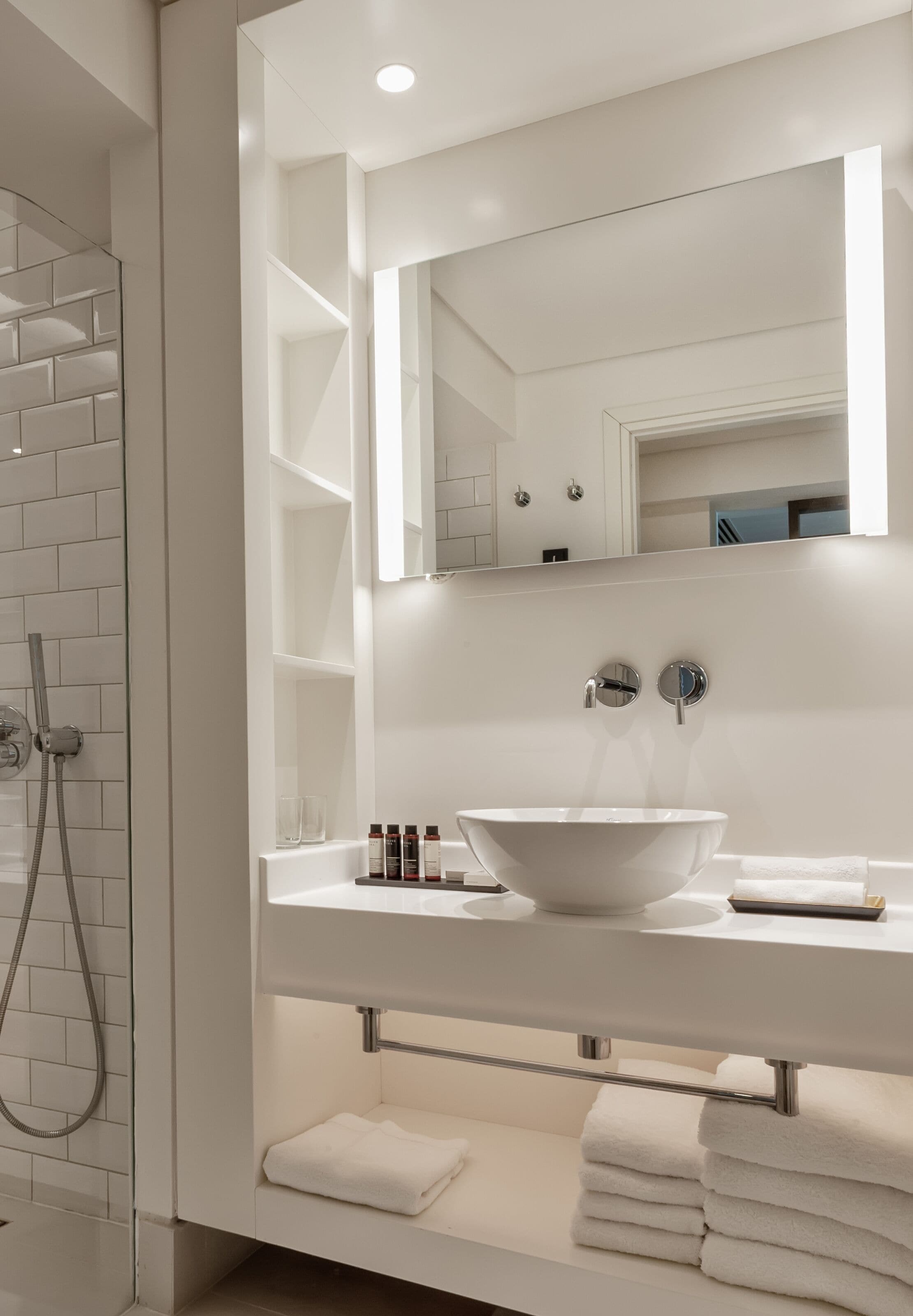 Single Room | Baño | Regadera, secadora de cabello, pantuflas, toallas 