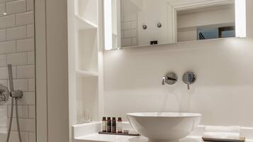 Single Room | Baño | Regadera, secadora de cabello, pantuflas, toallas