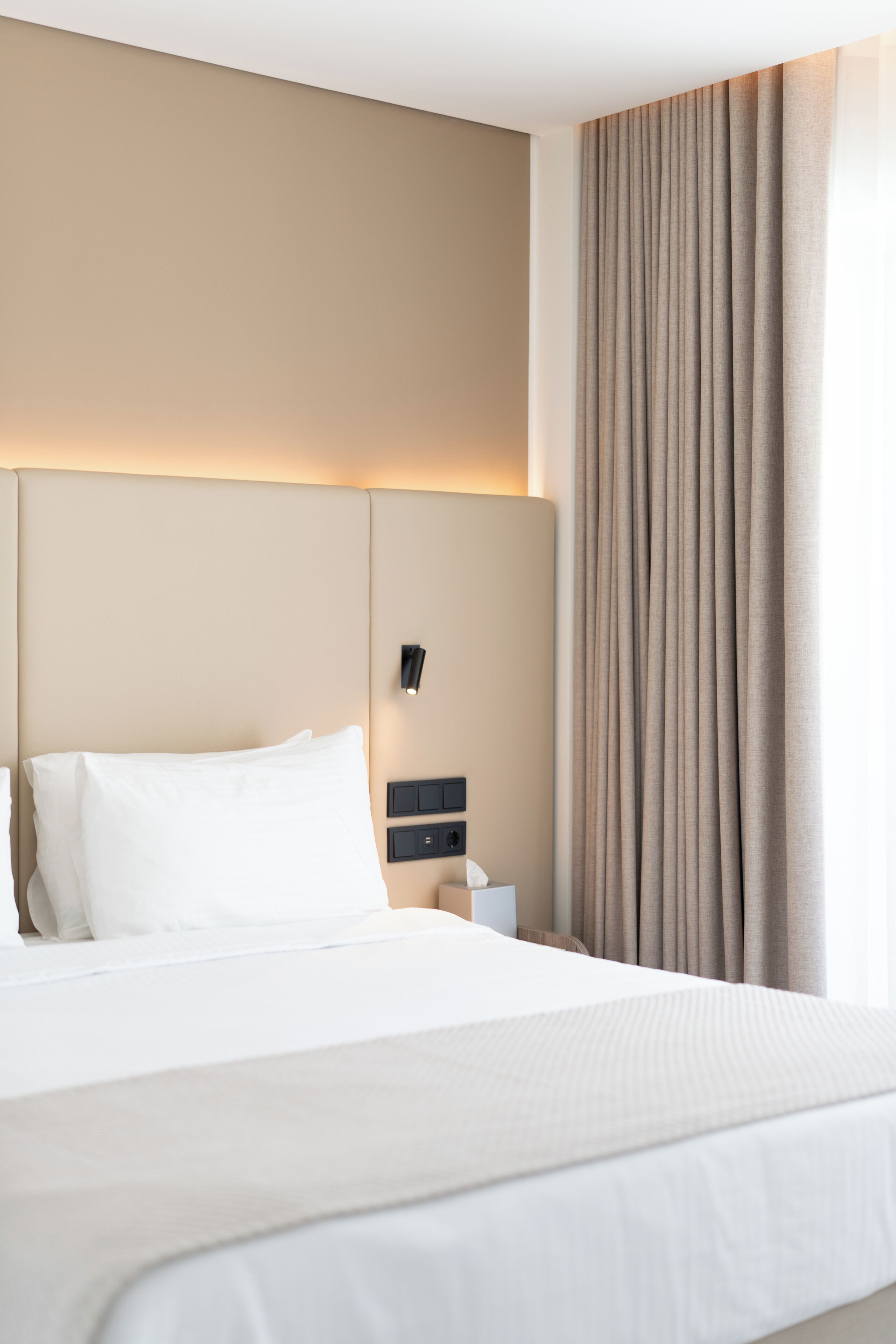 Ropa de cama de alta calidad, edredones de plumas, minibar y caja fuerte