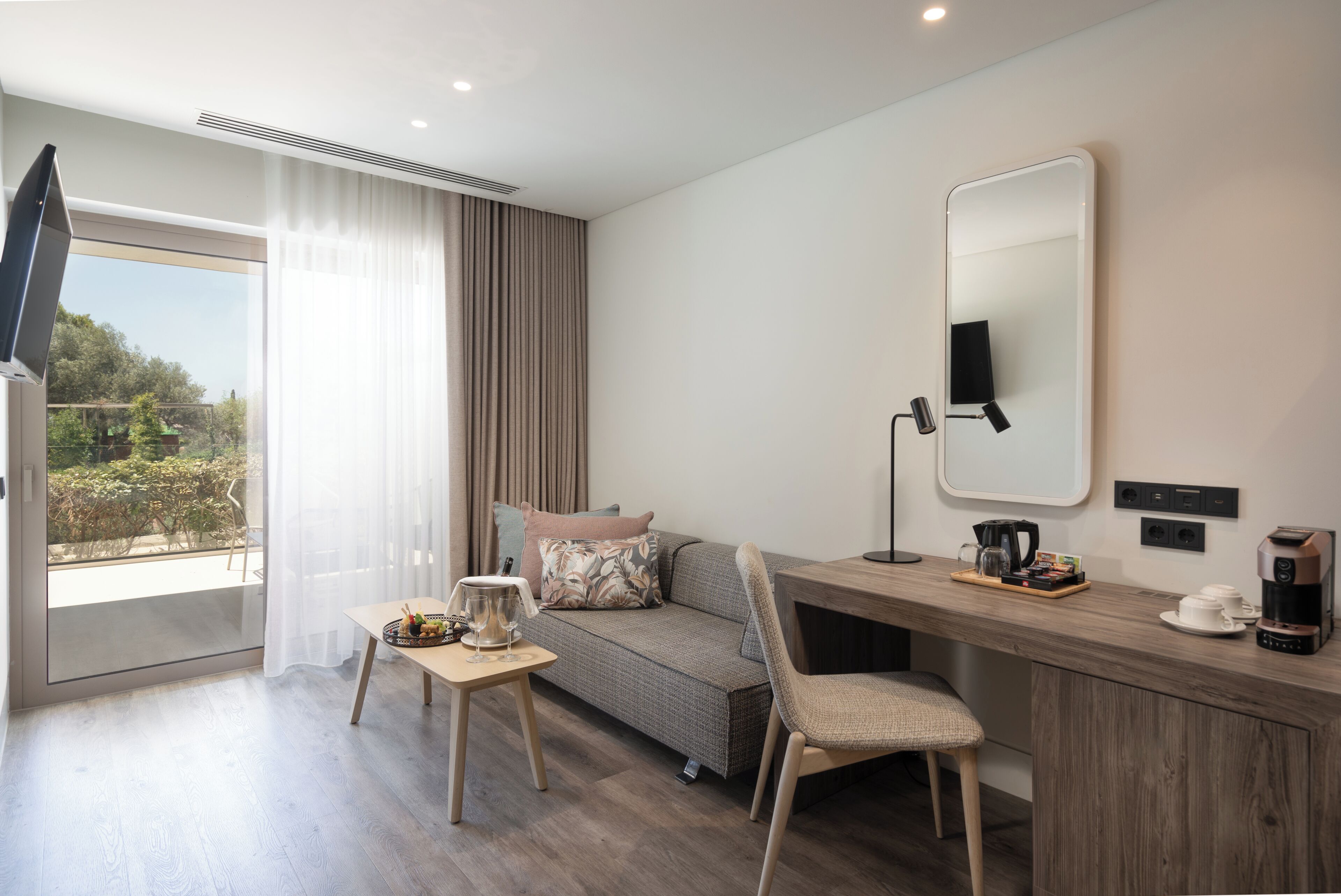 Ropa de cama de alta calidad, edredones de plumas, minibar y caja fuerte