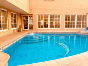 Una piscina al aire libre de temporada