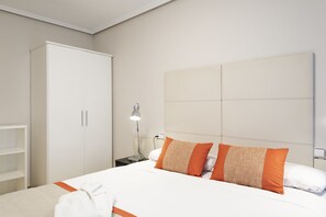 In-room safe, desk, laptop workspace, cribs/infant beds - Apartahotel Los Girasoles (Zaragoza)
