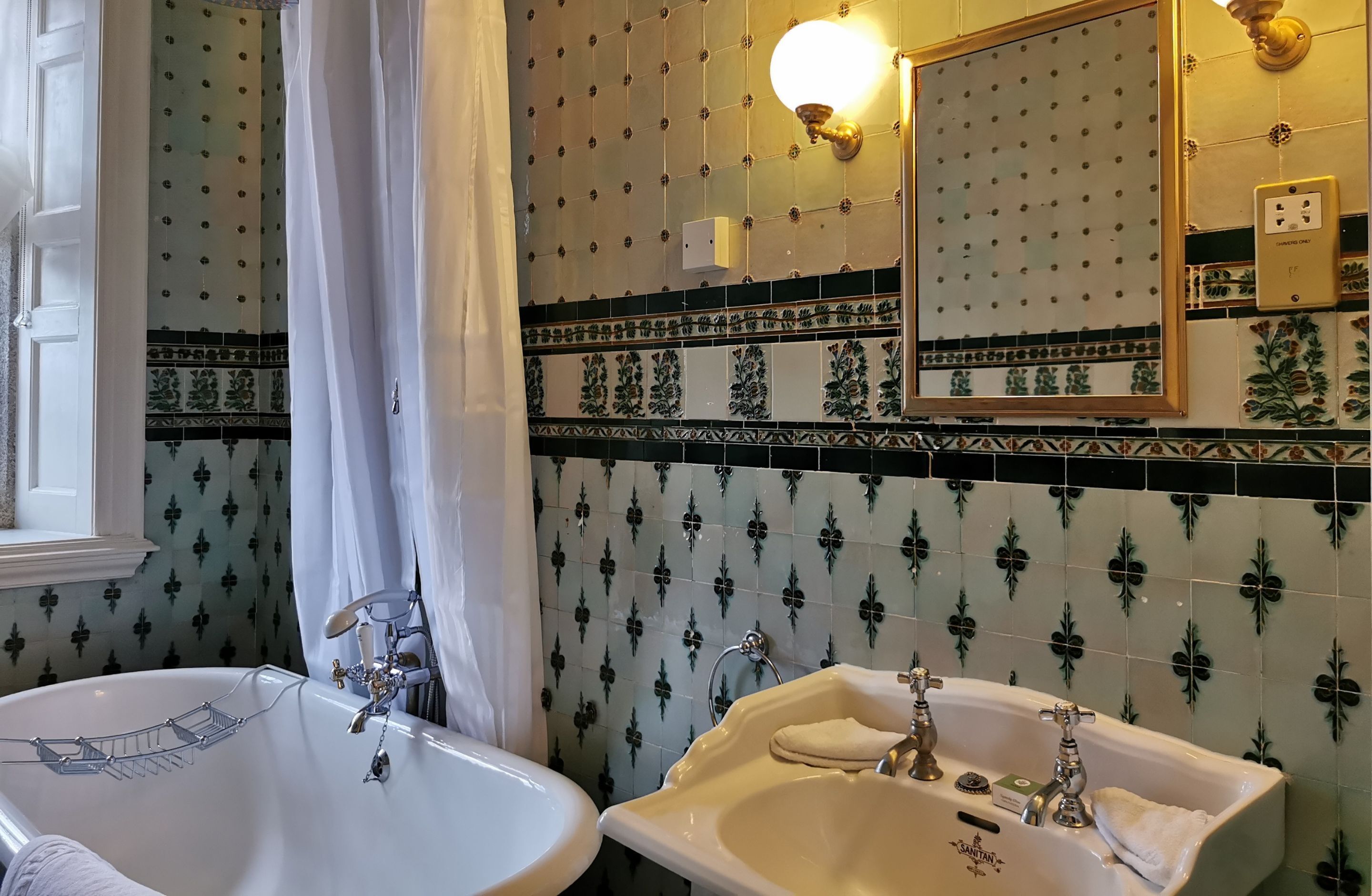 deluxe suite | bathroom | combined shower/bathtub, free toiletries, hair dryer, towels