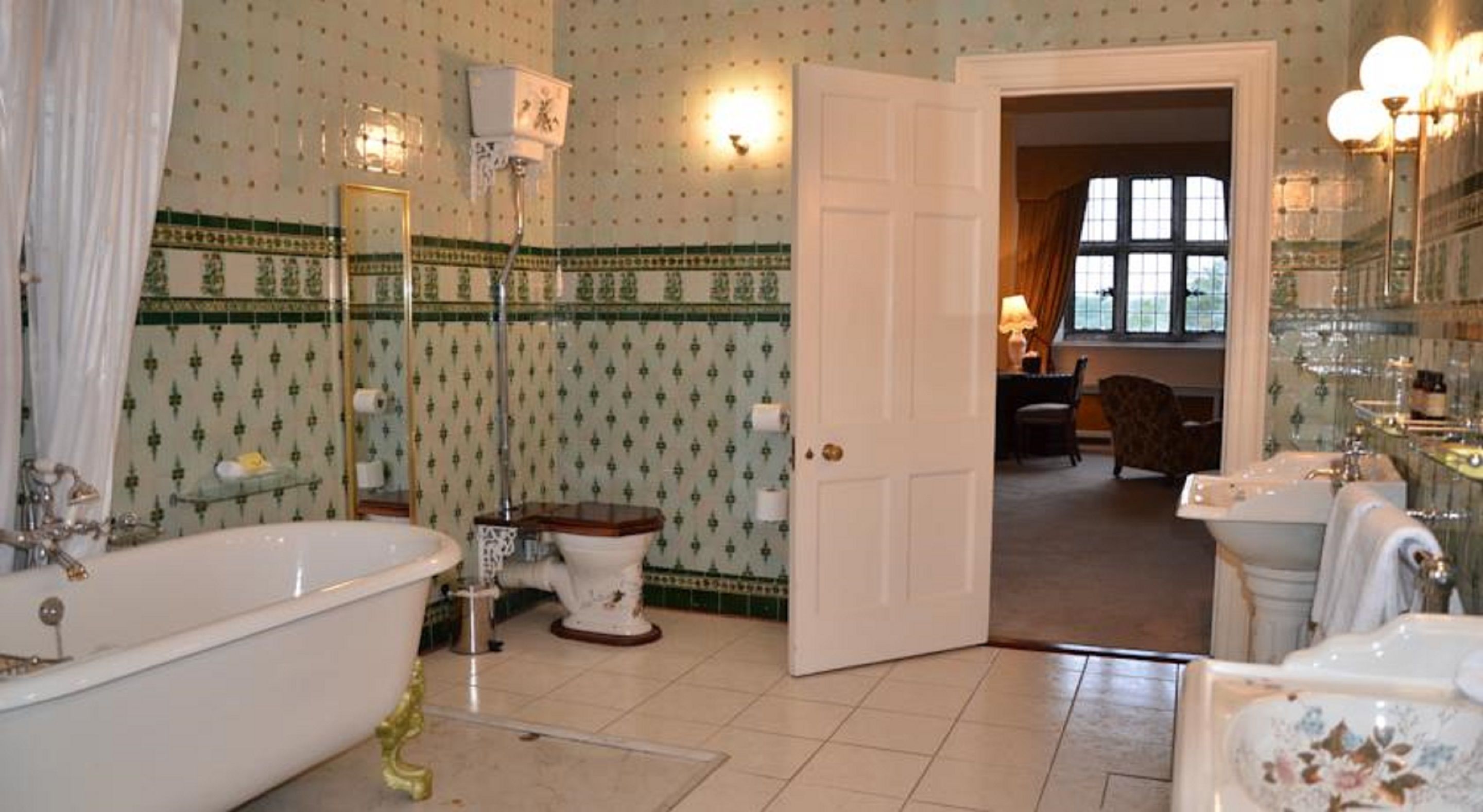 classic double or twin room | bathroom | combined shower/bathtub, free toiletries, hair dryer, towels
