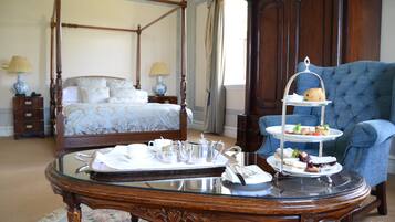 Classic Double or Twin Room | Living area