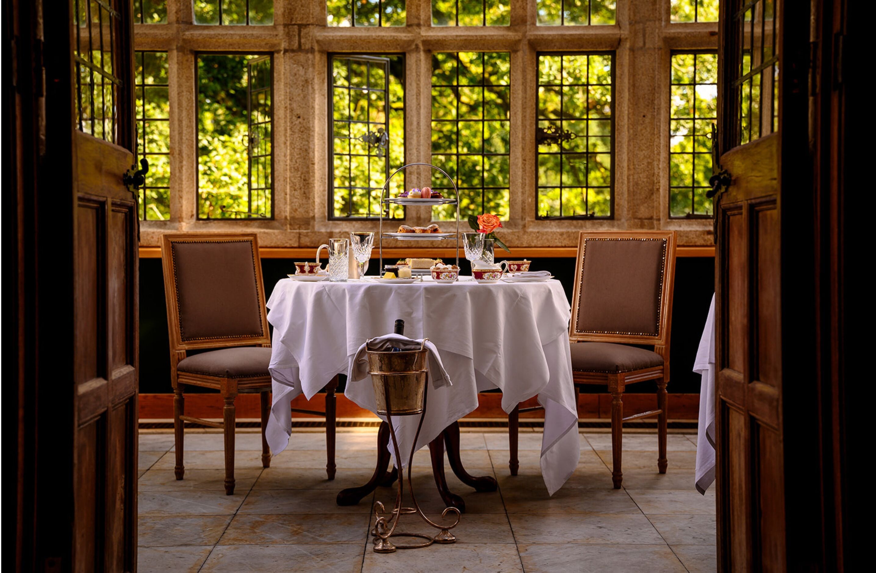 Breakfast and dinner served, local cuisine