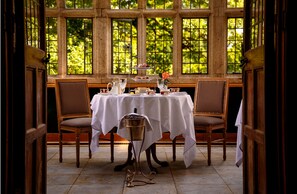 Petit déjeuner et dîner servis sur place, spécialités Cuisine locale