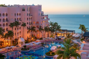 Outdoor pool, pool umbrellas, sun loungers