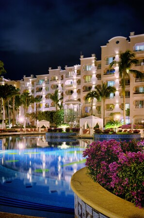 Outdoor pool, pool umbrellas, sun loungers