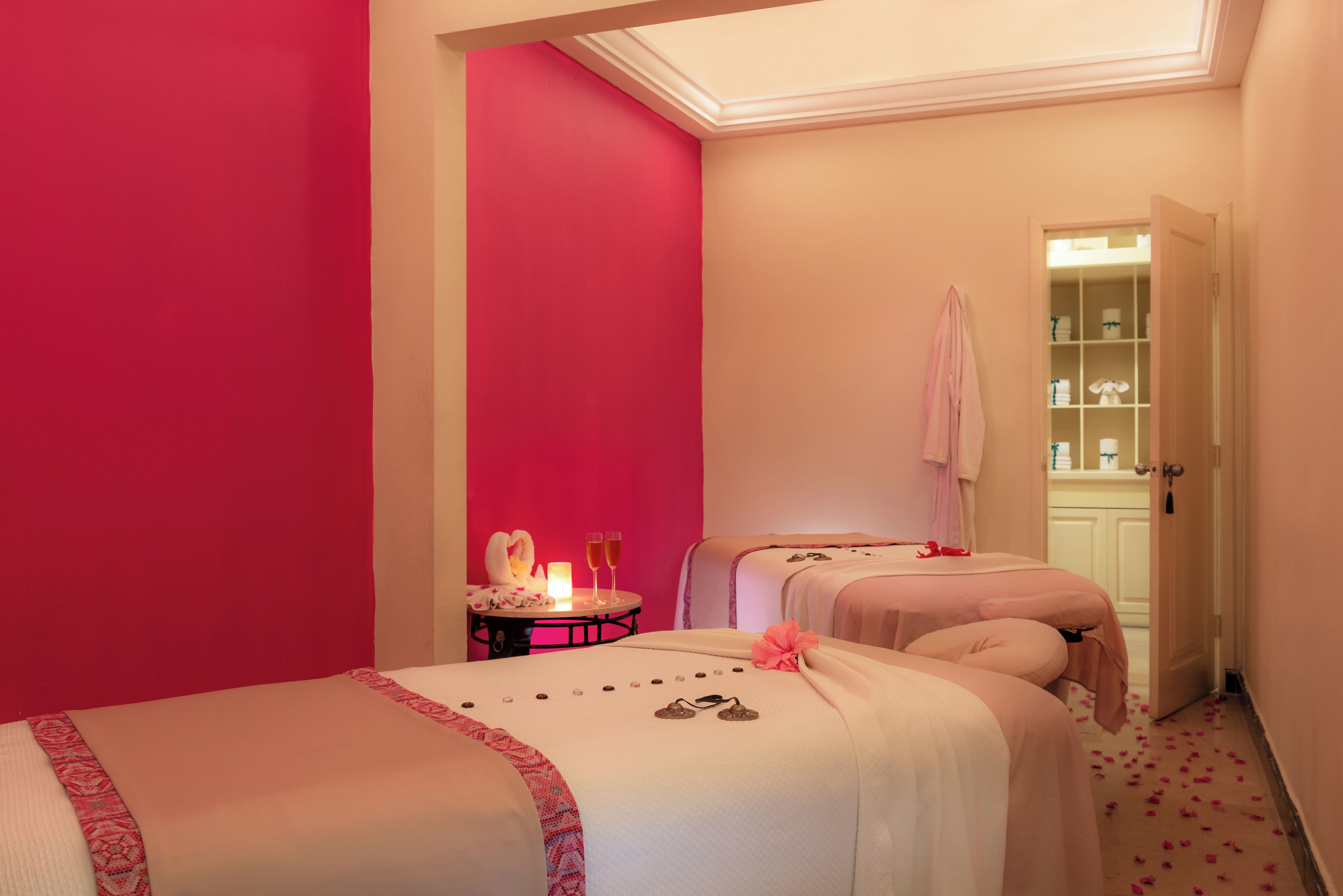 Salas de tratamiento para parejas, sauna y tina de hidromasaje 