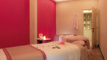 Salas de tratamiento para parejas, sauna y tina de hidromasaje