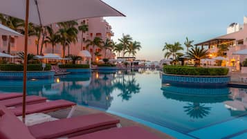 Außenpool, Sonnenschirme, Liegestühle