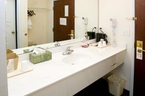 Artículos de higiene personal gratuitos, secador de pelo y toallas