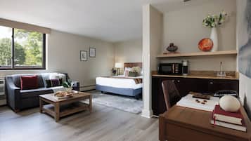 Suite | Seprai premium, minibar, brankas, dan meja kerja