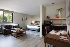 Suite | Premium bedding, minibar, in-room safe, desk - The Andrew Hotel (Great Neck)