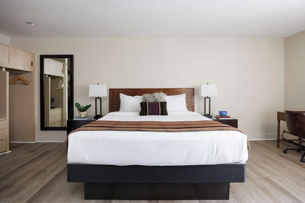 Chambre Signature, 1 très grand lit | Literie de qualité, minibar, coffre-fort pour ordinateur portable