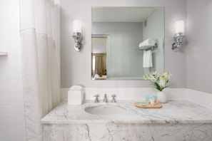 Signature Room, 1 King Bed | Bathroom | Combined shower/tub, designer toiletries, hair dryer, bathrobes