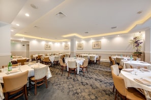 Dîner et souper servis sur place, cuisine méditerranéenne