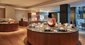 Daily cooked-to-order breakfast (GBP 17.50 per person)