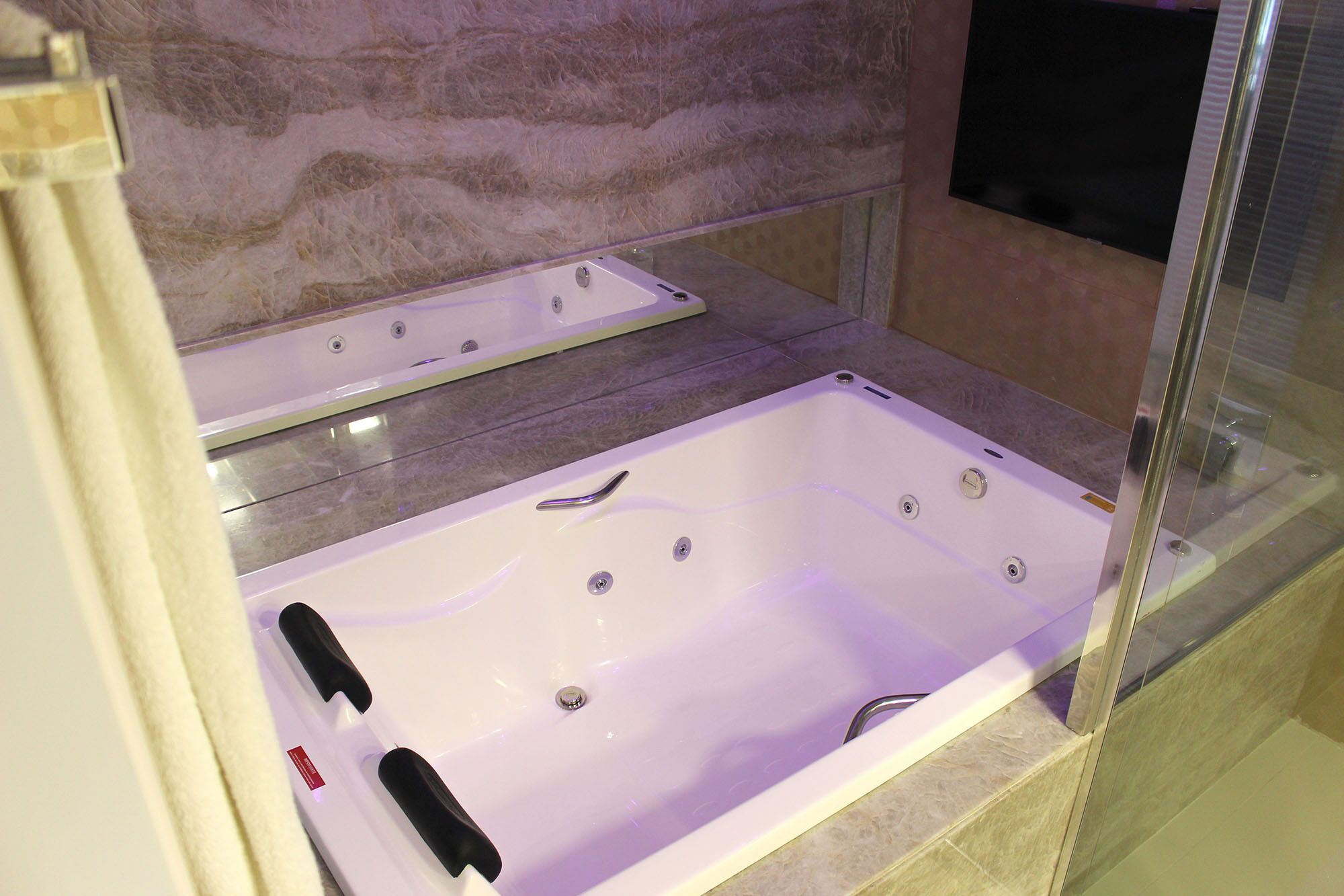 suíte premier | bathroom | designer toiletries, hair dryer, towels, soap