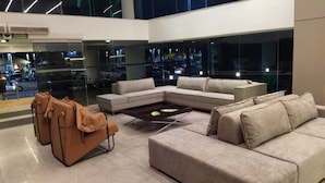 Un vestíbulo moderno con un sofá modular, una mesa de centro y equipaje.