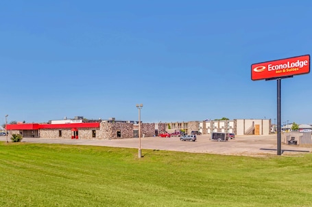 Exterior. Econo Lodge Inn & Suites Brookings
