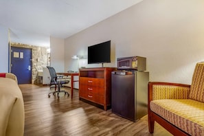 Desk, iron/ironing board, cots/infant beds, rollaway beds - Econo Lodge Inn & Suites Brookings (Brookings)