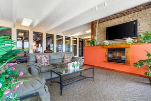 Lobby - Econo Lodge Inn & Suites Brookings (Brookings)