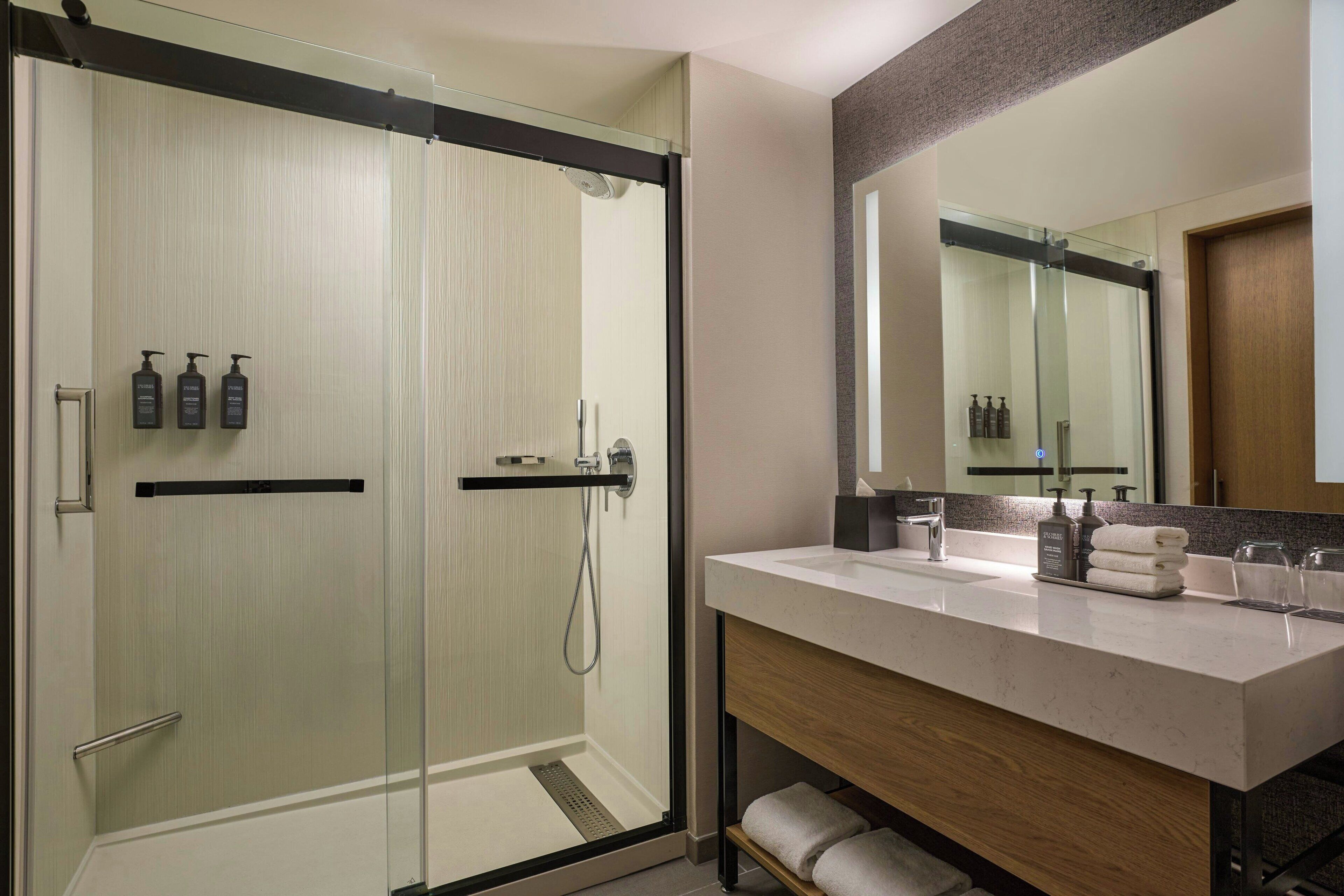 combined shower/bathtub, free toiletries, hair dryer, towels