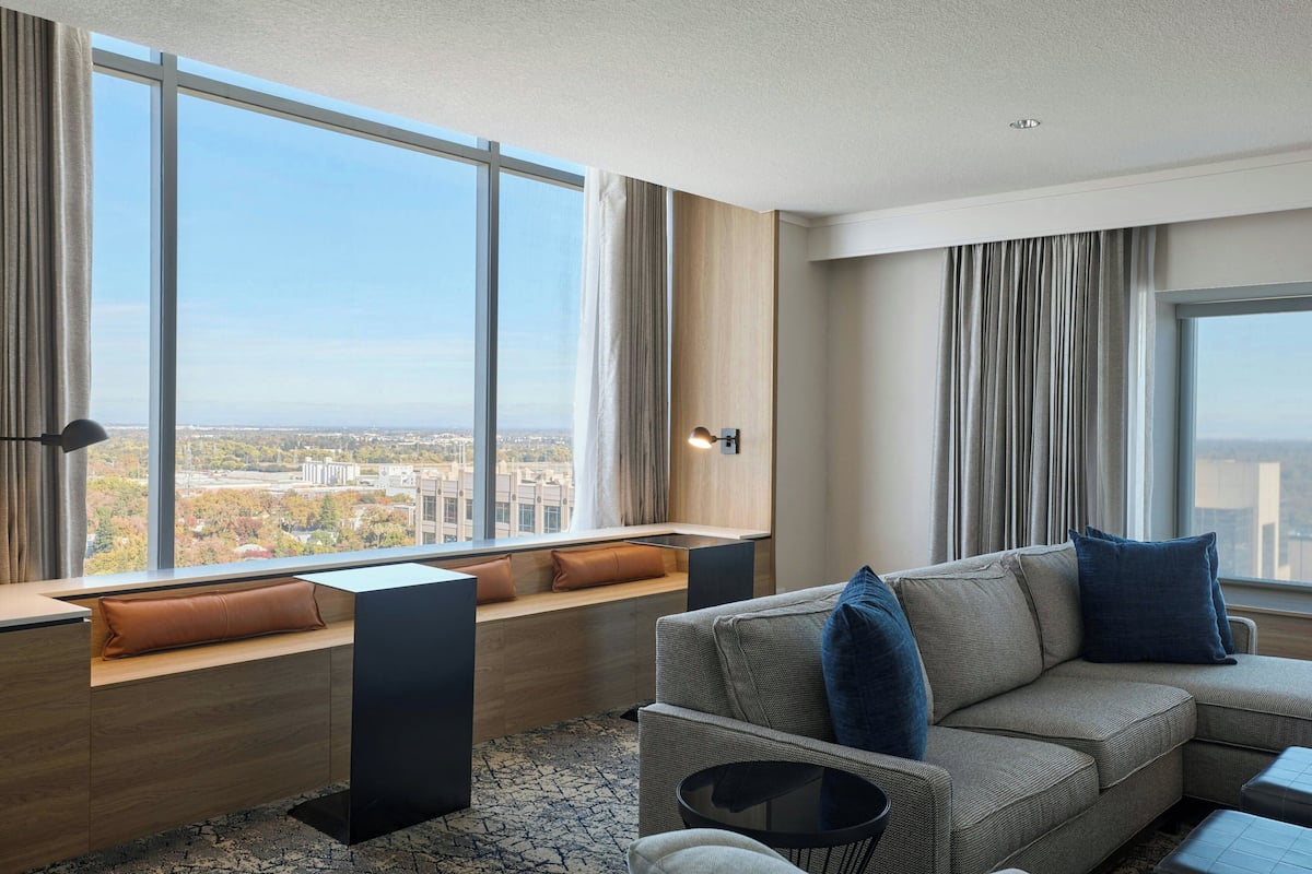 Grand Suite, 1 King Bed, Non Smoking | Lounge