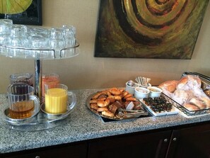 2 restaurants, breakfast, lunch, dinner served; local cuisine  - Sheraton Grand Sacramento Hotel (Sacramento)