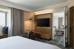 Club Suite, 1 King Bed, Non Smoking | Lounge
