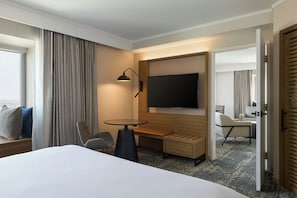 Club Suite, 1 King Bed, Non Smoking | Lounge