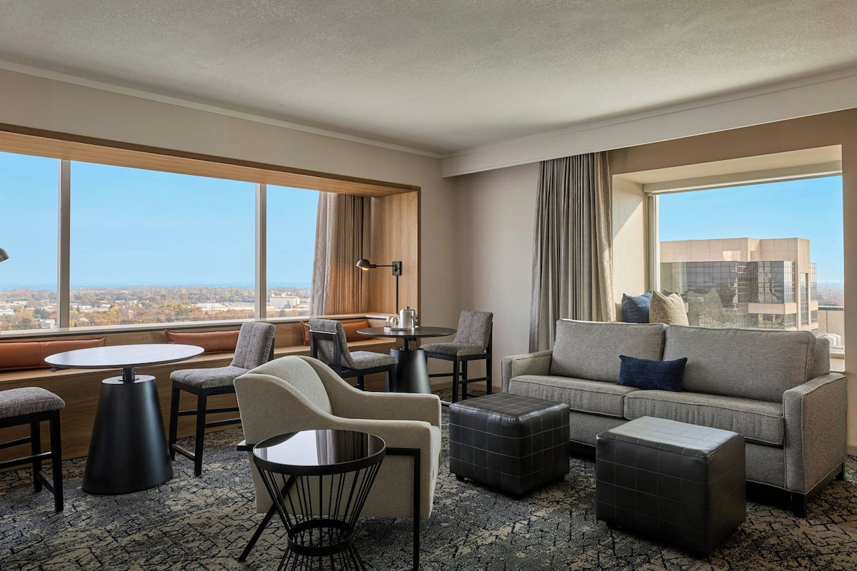 Club Suite, 1 King Bed, Non Smoking | Lounge