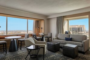 Club Suite, 1 King Bed, Non Smoking | Lounge