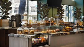 2 restaurants; breakfast, lunch and dinner served