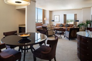 Suite Grand, 1 cama de matrimonio grande | Zona de estar | Una televisión de pantalla plana, una estación de conexión para iPod