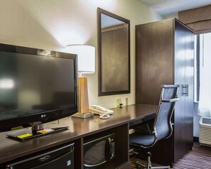 Escritorio y espacio para trabajar con laptop 