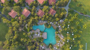 Outdoor pool, pool umbrellas, sun loungers