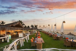 3 restaurants, breakfast, lunch, dinner served; local cuisine