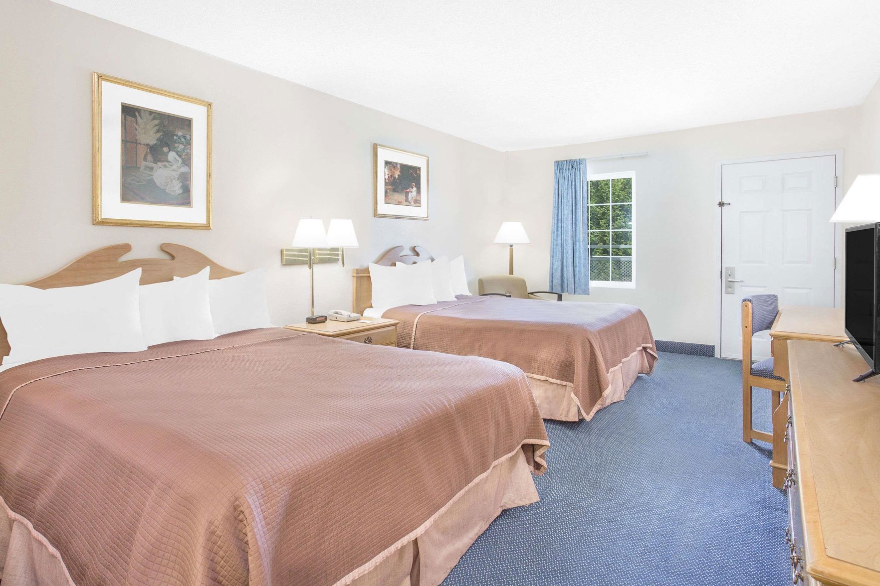 Desk, iron/ironing board, free WiFi, bed sheets