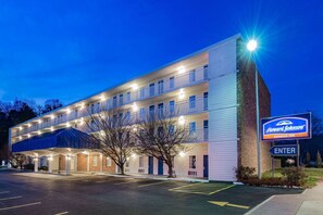 Een Howard Johnson Express Inn met een gebouw uit twee verdiepingen, meerdere balkons en een parkeerplaats.